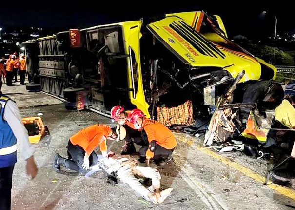 अंधी रफ्तार से दौड़ रही बस अनियंत्रित होकर पलटी, 15 की मौत, 19 घायल