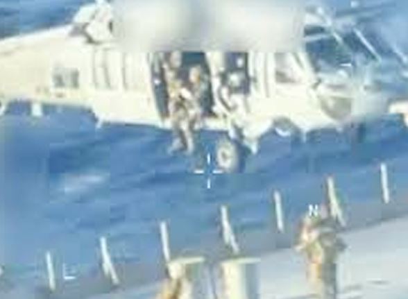 ऑयल टैंकर पर अमेरिका के कई कमांडो रस्सियों के सहारे उतरे और कर लिया कब्जा