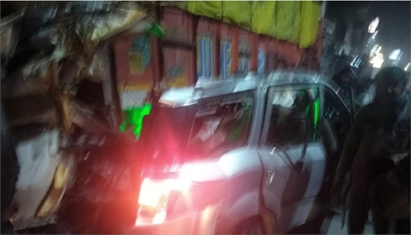 रेलवे फाटक के पास हादसा, खड़े ट्रक से टकराई तेज रफ्तार कार, चार लोगों की मौत