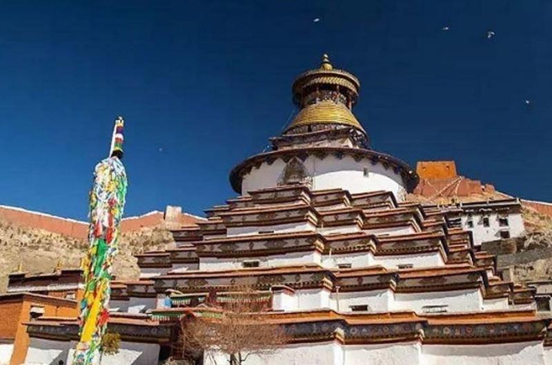 चीन मिटा रहा तिब्बती पहचान, स्तूप तोड़े, बौद्ध मंत्र हटाकर चीनी झंडे लगाए