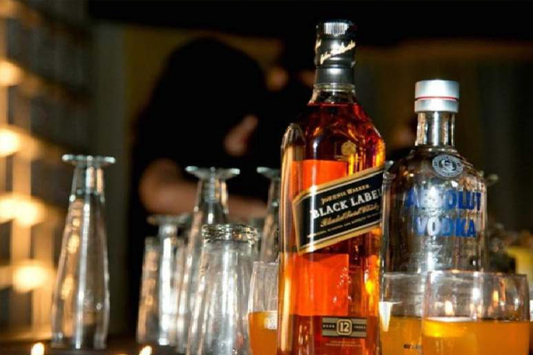 दिल्ली में मॉल-मेट्रो स्टेशनों पर प्रीमियम शराब दुकानें खोलने की तैयारी..