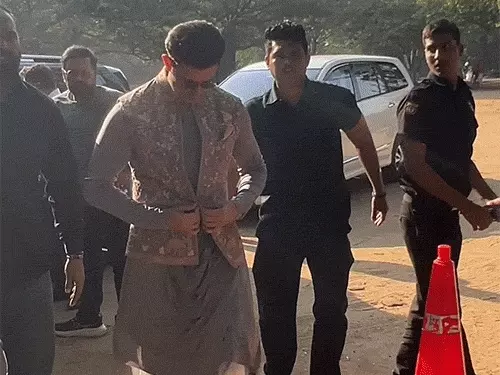 म्यूजिक कंपोजर राजेश रोशन के बेटे ईशान रोशन मंगलवार को अपनी लॉन्ग टाइम गर्लफ्रेंड ऐश्वर्या सिंह के साथ शादी के बंधन में बंध गए