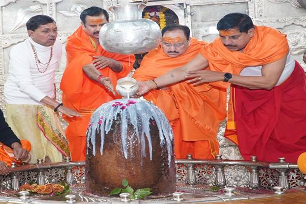 केंद्रीय स्‍वास्‍थ्‍य मंत्री श्री नड्डा और मुख्यमंत्री डॉ. यादव ने किया भगवान महाकाल का अभिषेक