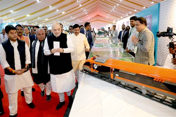 केंद्रीय गृह मंत्री श्री शाह एवं मुख्यमंत्री डॉ. यादव ने निवेश से रोजगार-अटल संकल्प विषय पर लगी प्रदर्शनी का किया अवलोकन