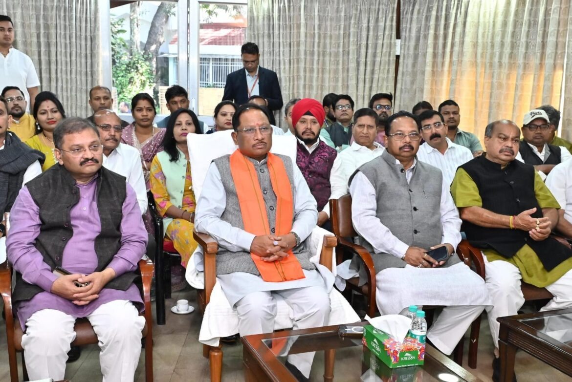 मुख्यमंत्री  विष्णु देव साय ने जनप्रतिनिधियों संग ‘मन की बात’ कार्यक्रम की 129वीं कड़ी का श्रवण