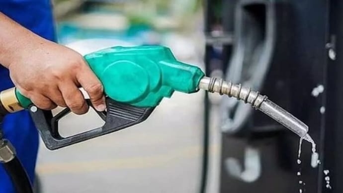 Fuel Price Today: दिल्ली, मुंबई से लेकर आपके शहर तक, कहाँ मिल रहा है सबसे सस्ता पेट्रोल? यहाँ देखें आज की ताज़ा लिस्ट