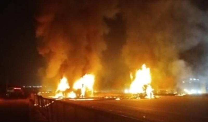 दिल दहला देने वाला हादसा: बस और लॉरी की भिड़ंत के बाद लगी भीषण आग, 12 की मौत, 20 झुलसे