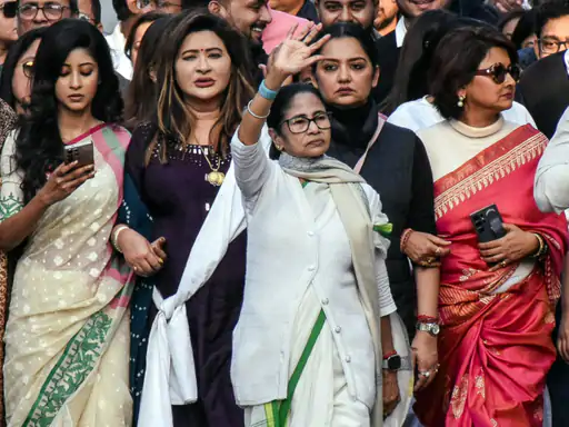 पश्चिम बंगाल के नेता प्रतिपक्ष (LoP) सुवेंदु अधिकारी ने शुक्रवार को मुख्यमंत्री ममता बनर्जी को एक कानूनी नोटिस भेजा