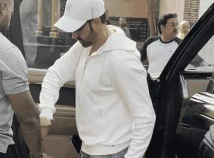 एक्टर ऋतिक रोशन शनिवार को फिल्ममेकर गोल्डी बहल के बर्थडे सेलिब्रेशन में नजर आए