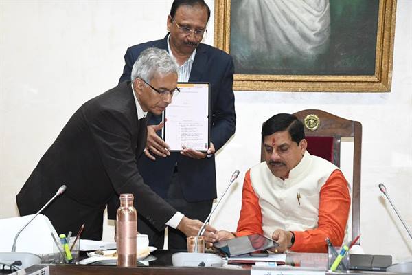 मंत्रि-परिषद की बैठक में मंत्री-परिषद सदस्यों को मिले टैबलेट