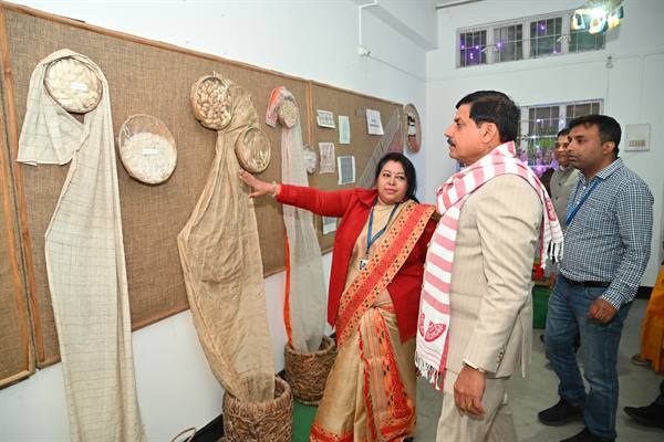 मुख्यमंत्री डॉ. यादव ने असम के सिल्क विलेज सुआलकुची का किया भ्रमण; रेशम उत्पादन की बारीकियों को जाना और बुनकरों से किया संवाद