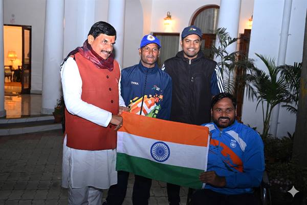 मुख्यमंत्री डॉ. यादव से दिव्यांग तैराक श्री लोहिया ने न्यूज़ीलैंड रवाना होने से पूर्व दिल्ली में की भेंट