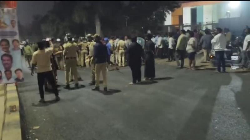 सियासी बैनर पर बवाल: बेल्लारी में भिड़े बीजेपी-कांग्रेस कार्यकर्ता, पुलिस ने विधायक को भी बनाया आरोपी; जानें पूरा मामला