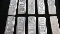 चांदी पहली बार 3.70 लाख पर पहुंची, एक झटके में लगाई 40500 रुपये की ऊंची छलांग