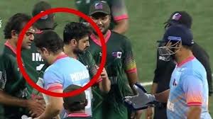 इरफान पठान ने शोएब मलिक को लगाया गले! प्रदर्शनी मैच में पाकिस्तान से हारा भारत