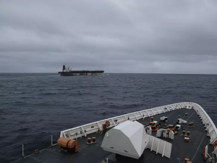 अमेरिका ने जब्त किए गए रूसी झंडे वाले ऑयल टैंकर जहाज ‘मैरिनेरा’ से दो रूसी नागरिकों को रिहा कर दिया