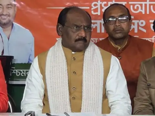 पश्चिम बंगाल में बांग्लादेशी घुसपैठियों पर दिए पार्टी नेता के दिए बयान और केंद्रीय मंत्री शांतनु ठाकुर के समर्थकों पर मतुआ समदुया के गोसांई से मारपीट के आरोप से बीजेपी बैकफुट पर