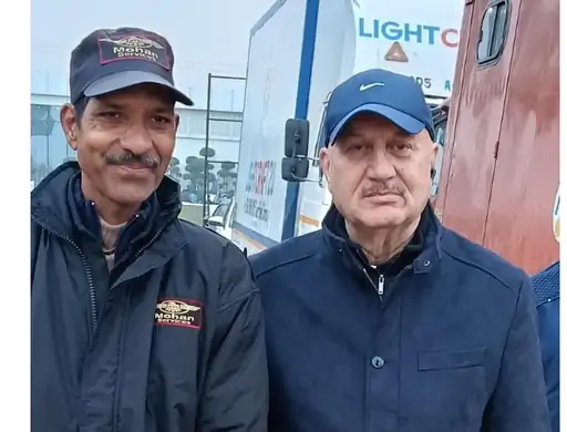 हरियाणा में गुरुग्राम के सोहना में फिल्म “खोसला का घोंसला-2” की शूटिंग के दौरान एक्टर अनुपम खेर ने एक सिक्योरिटी गार्ड को स्मार्टफोन गिफ्ट किया