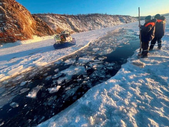 बैकाल झील की बर्फ में फंसी चीनी पर्यटकों की बस, 8 की मौत