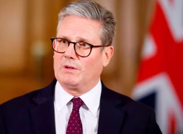 एप्स्टीन: गलत आदमी से दोस्ती के चक्कर में फंसे ब्रिटेन के पीएम स्टार्मर, अब कुर्सी पर मंडराया संकट