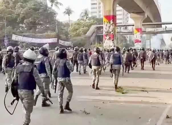 बांग्लादेश में चुनाव से पहले पुलिस और प्रदर्शनकारियों में हिंसक झड़पें, दर्जनों घायल