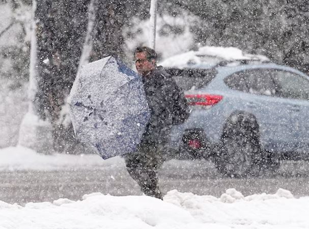 बर्फीला तूफान और भारी बर्फबारी को लेकर न्यूयॉर्क और बोस्टन अलर्ट पर, 1500 से ज्यादा उड़ानें रद्द