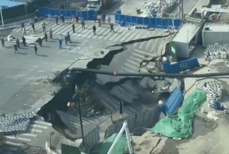 चीन में सड़क धंसी, 20 मीटर चौड़ा गड्ढा बना, पाइपलाइन फटने से हादसा