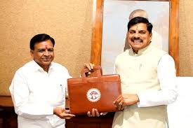 एमपी बजट में महिलाओं पर फोकस, हजारों हॉस्टल और बड़ा फंड