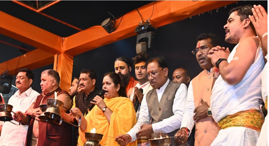 मुख्यमंत्री  विष्णुदेव साय ने भगवान राजीव लोचन एवं कुलेश्वरनाथ महादेव मंदिर में की पूजा अर्चना : महानदी महाआरती में हुए शामिल, छत्तीसगढ़ की समृद्धि की प्रार्थना की
