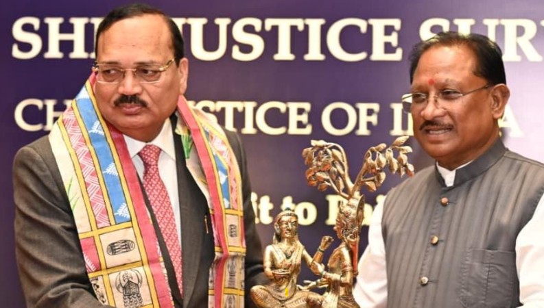 मुख्यमंत्री श्री विष्णुदेव साय ने भारत के मुख्य न्यायाधीश न्यायमूर्ति श्री सूर्यकांत का किया आत्मीय स्वागत