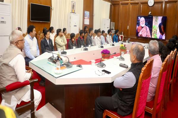 राज्यपाल श्री पटेल बच्चों के साथ “परीक्षा पे चर्चा” कार्यक्रम में हुए शामिल