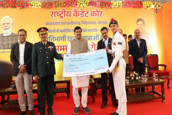 मुख्यमंत्री बैनर युवाओं में देशभक्ति और नेतृत्व गुणों के विकास में सहायक : मुख्यमंत्री डॉ. यादव