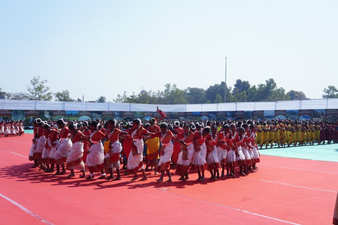 अमित शाह ने देखा बस्तर की जनजातीय विरासत का वैभव, विजेता दलों से मिलकर बढ़ाया उत्साह