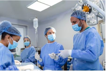 चौंकाने वाला मामला: ऑपरेशन के बाद मरीज के पेट में मिला औजार, कार्रवाई शुरू