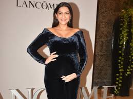 प्रेग्नेंट सोनम कपूर को मुंबई इवेंट में चलते समय एक दोस्त ने दिया सहारा, बदली शक्ल और हाइट को देख लोग हुए हैरान