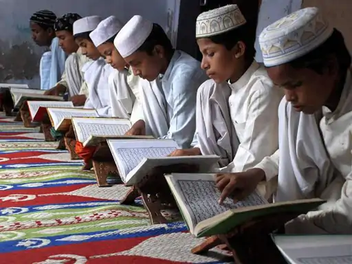 पाकिस्तानी आतंकी संगठन जैश-ए-मोहम्मद और लश्कर-ए-तैयबा ने अपने लगभग 5 हजार मदरसों में एआई (आर्टिफिशियल इंटेलिजेंस) टूल्स के खिलाफ फतवा जारी किया