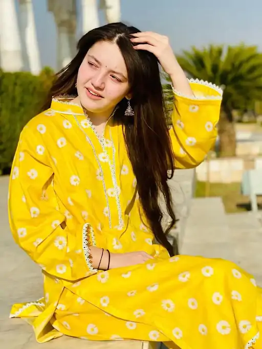 सोशल मीडिया इन्फ्लुएंसर सना यूसुफ के घर के आसपास एक शख्स कई दिनों से संदिग्ध तरीके से घूमता दिखाई दे रहा