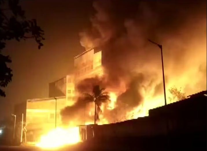 Ahmedabad की सेव फैक्ट्री में भीषण आग, दमकल ने पाया काबू; सभी कर्मचारी सुरक्षित 🚒
