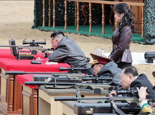 तानाशाह किम जोंग उन ने अपने अफसरों व कमांडरों को गिफ्ट में दी स्निपर राइफल