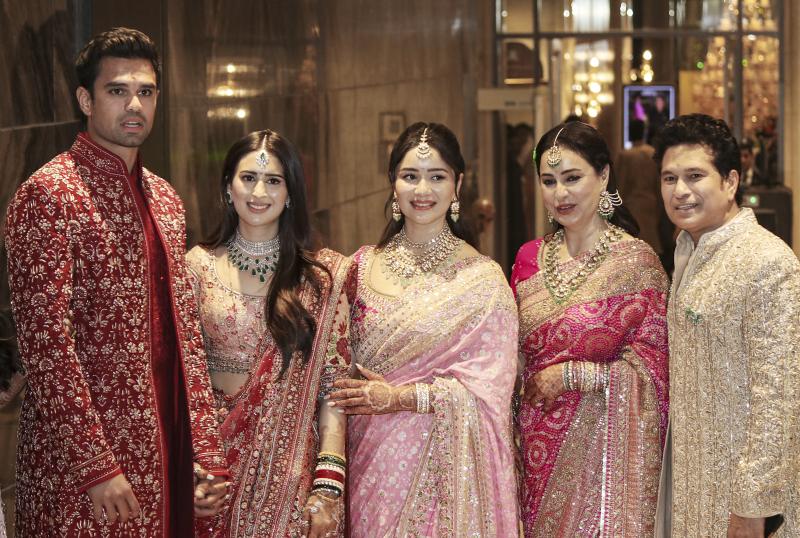 क्रिकेटर Arjun Tendulkar बने दूल्हा, Mumbai में Sania Chandok संग शादी