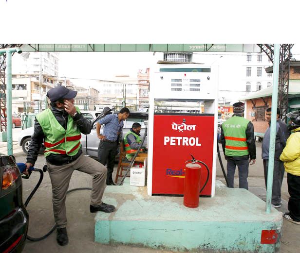 नेपाल में पेट्रोल, केरोसीन और डीजल की कीमतों में 15 रुपए प्रति लीटर की बढ़ोतरी
