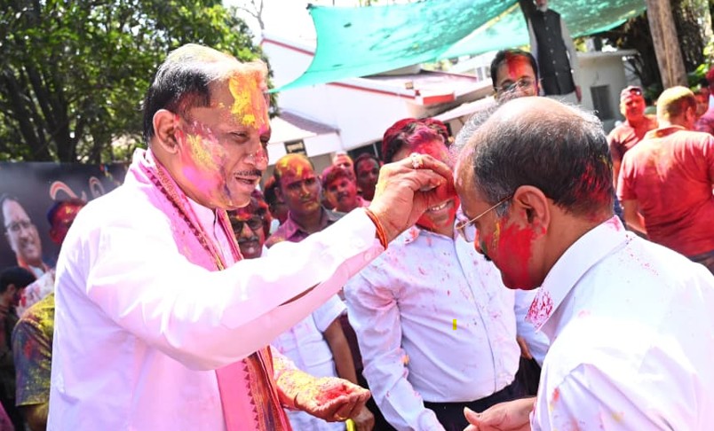 मुख्यमंत्री निवास में होली के रंगों की बौछार: मुख्यमंत्री विष्णु देव साय ने अधिकारियों-कर्मचारियों संग खेली होली