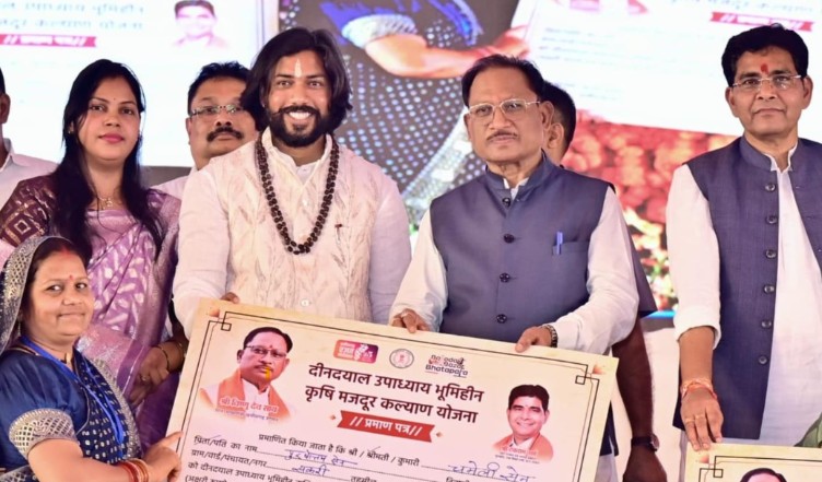 किसानों की खुशियों भरी होली के बाद अब भूमिहीन कृषि श्रमिकों की नवरात्रि भी हुई समृद्ध