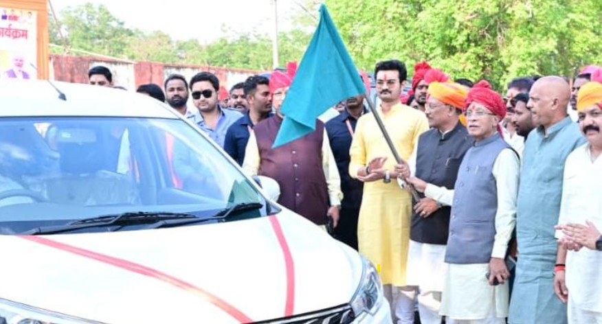 मुख्यमंत्री साय ने 4 शासकीय वाहनों को दिखाई हरी झंडी:राजस्व विभाग को मिले नए वाहन, प्रशासनिक कार्यों में आएगी तेजी और सहूलियत