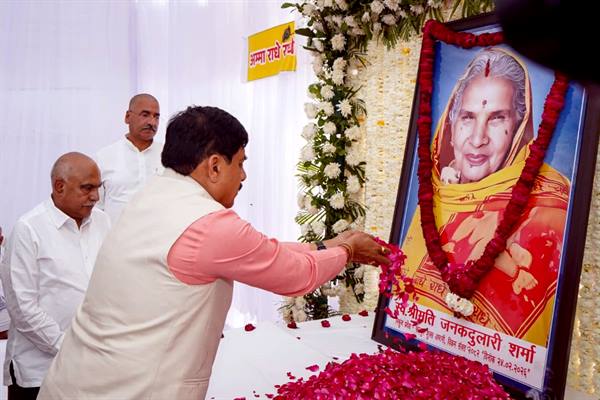 मुख्यमंत्री डॉ. यादव ने श्री हितानंद शर्मा की माताजी के निधन पर दी श्रद्धांजलि