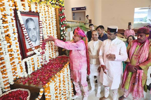 मुख्यमंत्री डॉ. यादव ने पूर्व मुख्यमंत्री स्व. वीरेन्द्र कुमार सखलेचा की जयंती पर उनका स्मरण किया