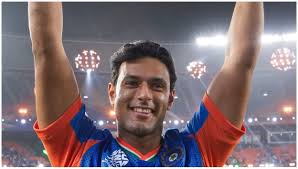 स्टार क्रिकेटर का सादा अंदाज, ट्रेन की अपर बर्थ पर कंबल ओढ़कर किया सफर