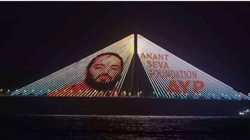 अनंत अंबानी के जन्मदिन पर रोशनियों से जगमगा उठा बांद्रा सी लिंक