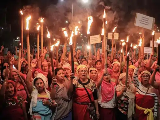 मणिपुर में मेइरा पाईबी की महिलाएं उतरीं सड़कों पर