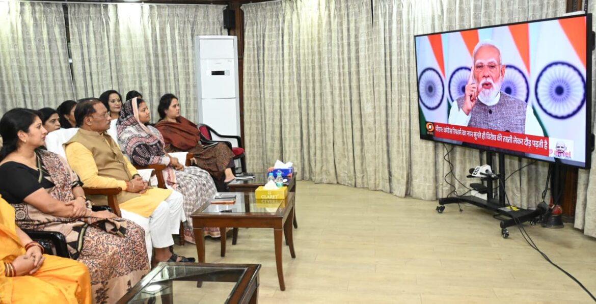 मुख्यमंत्री श्री विष्णुदेव साय ने आज राजधानी रायपुर स्थित मुख्यमंत्री निवास में प्रधानमंत्री श्री नरेंद्र मोदी के नारी शक्ति वंदन अधिनियम के सम्बन्ध में राष्ट्र के नाम प्रसारित संबोधन का श्रवण किया